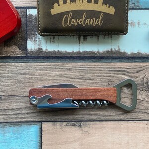 Aprifinizzo di cavatappi inciso, apribottiglie in legno personalizzato, cavatappi di vino, apribottiglie personalizzato, apribottiglie Groomsman, Laser Inciso immagine 7