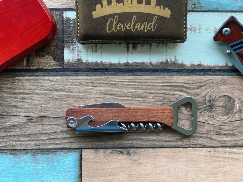 Aprifinizzo di cavatappi inciso, apribottiglie in legno personalizzato, cavatappi di vino, apribottiglie personalizzato, apribottiglie Groomsman, Laser Inciso immagine 7