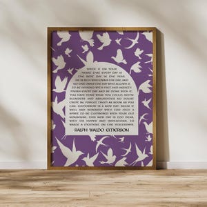 K&ouml;nnte beinhalten: Lilafarbener Hintergrund mit wei&szlig;en Silhouetten von V&ouml;geln. Ein Zitat von Ralph Waldo Emerson lautet: &bdquo;Schreibe es in dein Herz, dass jeder Tag der beste Tag des Jahres ist. Reich ist, wer den Tag besitzt, und niemand besitzt den Tag, der es zul&auml;sst, dass er von Sorgen und &Auml;ngsten heimgesucht wird. Beende jeden Tag und sei mit ihm fertig. Du hast getan, was du konntest; einige Fehler und Absurdit&auml;ten sind zweifellos passiert; vergiss sie so schnell wie m&ouml;glich. Morgen ist ein neuer Tag; beginne ihn gut und ruhig, mit einem Geist, der zu hoch ist, um von deinem alten Unsinn belastet zu werden. Dieser neue Tag ist zu kostbar, mit seinen Hoffnungen und Einladungen, um einen Moment an die vergangenen Tage zu verschwenden.&ldquo;