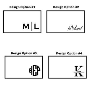 Puede incluir: Cuatro opciones de dise&ntilde;o para una placa de nombre personalizada. La primera opci&oacute;n muestra las iniciales "M|L" en negrita. La segunda opci&oacute;n muestra el nombre "Michael" en cursiva. La tercera opci&oacute;n muestra el monograma "K.E.P." en un c&iacute;rculo. La cuarta opci&oacute;n muestra la letra "K" con una l&iacute;nea horizontal que la atraviesa y la palabra "KEVIN" debajo.