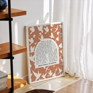 K&ouml;nnte beinhalten: Ein druckbarer Wandposter mit braunem Hintergrund und wei&szlig;en Silhouetten von V&ouml;geln. Das Poster zeigt ein Zitat von Ralph Waldo Emerson: "Schreibe es in dein Herz, dass jeder Tag der beste Tag des Jahres ist. Reich ist, wer den Tag besitzt, und niemand besitzt den Tag, der es zul&auml;sst, dass Sorgen und &Auml;ngste ihn &uuml;berfallen. Beende jeden Tag und sei mit ihm im Reinen. Du hast getan, was du konntest. Zweifellos sind ein paar Fehler und Absurdit&auml;ten passiert; vergiss sie. Morgen ist ein neuer Tag. Beginne ihn gut und ruhig, mit einem Geist, der zu hoch ist, um von deinen alten Unsinnigkeiten belastet zu werden. Dieser neue Tag ist zu kostbar, mit seinen Hoffnungen und Einladungen, um einen Moment an die vergangenen Tage zu verschwenden."