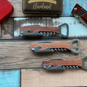 Aprifinizzo di cavatappi inciso, apribottiglie in legno personalizzato, cavatappi di vino, apribottiglie personalizzato, apribottiglie Groomsman, Laser Inciso immagine 6