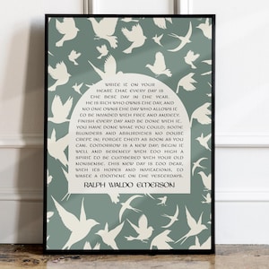 K&ouml;nnte beinhalten: Ein gr&uuml;ner und wei&szlig;er druckbarer Wandkunstdruck mit einem Zitat von Ralph Waldo Emerson. Das Zitat lautet: "Schreibe es in dein Herz, dass jeder Tag der beste Tag des Jahres ist. Reich ist, wer den Tag besitzt, und niemand besitzt den Tag, der es zul&auml;sst, dass er von Sorgen und &Auml;ngsten heimgesucht wird. Beende jeden Tag und sei mit ihm fertig. Du hast getan, was du konntest; einige Fehler und Absurdit&auml;ten sind zweifellos passiert; vergiss sie so schnell wie m&ouml;glich. Morgen ist ein neuer Tag; beginne ihn gut und ruhig mit einem Geist, der zu hoch ist, um von deinem alten Unsinn belastet zu werden. Dieser neue Tag ist zu kostbar, mit seinen Hoffnungen und Einladungen, um einen Moment an die vergangenen Tage zu verschwenden."