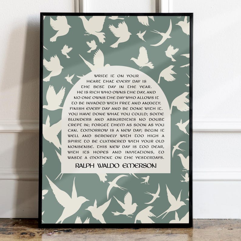 K&ouml;nnte beinhalten: Ein gr&uuml;ner und wei&szlig;er druckbarer Wandkunstdruck mit einem Zitat von Ralph Waldo Emerson. Das Zitat lautet: "Schreibe es in dein Herz, dass jeder Tag der beste Tag des Jahres ist. Reich ist, wer den Tag besitzt, und niemand besitzt den Tag, der es zul&auml;sst, dass er von Sorgen und &Auml;ngsten heimgesucht wird. Beende jeden Tag und sei mit ihm fertig. Du hast getan, was du konntest; einige Fehler und Absurdit&auml;ten sind zweifellos passiert; vergiss sie so schnell wie m&ouml;glich. Morgen ist ein neuer Tag; beginne ihn gut und ruhig mit einem Geist, der zu hoch ist, um von deinem alten Unsinn belastet zu werden. Dieser neue Tag ist zu kostbar, mit seinen Hoffnungen und Einladungen, um einen Moment an die vergangenen Tage zu verschwenden."