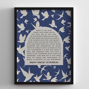 K&ouml;nnte beinhalten: Ein blauer und wei&szlig;er druckbarer Wandkunstdruck mit einem Zitat von Ralph Waldo Emerson, das lautet: &bdquo;Schreibe es in dein Herz, dass jeder Tag der beste Tag des Jahres ist. Reich ist, wer den Tag besitzt, und niemand besitzt den Tag, der es zul&auml;sst, dass er von Sorgen und &Auml;ngsten heimgesucht wird. Beende jeden Tag und sei zufrieden. Du hast getan, was du konntest; einige Fehler und Absurdit&auml;ten sind zweifellos passiert; vergiss sie, sobald du kannst. Morgen ist ein neuer Tag; beginne ihn gut und ruhig mit einem Geist, der zu hoch ist, um von deinem alten Unsinn belastet zu werden. Dieser neue Tag ist zu kostbar, mit seinen Hoffnungen und Einladungen, um einen Moment an die Vergangenheit zu verschwenden. &ldquo;