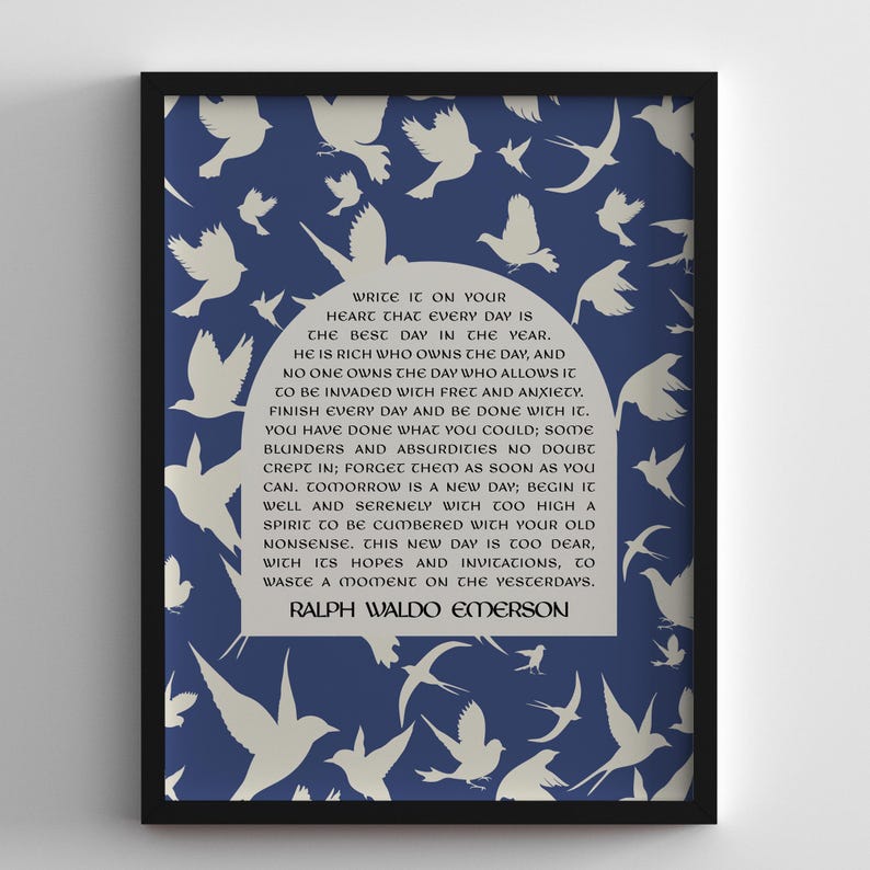 K&ouml;nnte beinhalten: Ein blauer und wei&szlig;er druckbarer Wandkunstdruck mit einem Zitat von Ralph Waldo Emerson, das lautet: &bdquo;Schreibe es in dein Herz, dass jeder Tag der beste Tag des Jahres ist. Reich ist, wer den Tag besitzt, und niemand besitzt den Tag, der es zul&auml;sst, dass er von Sorgen und &Auml;ngsten heimgesucht wird. Beende jeden Tag und sei zufrieden. Du hast getan, was du konntest; einige Fehler und Absurdit&auml;ten sind zweifellos passiert; vergiss sie, sobald du kannst. Morgen ist ein neuer Tag; beginne ihn gut und ruhig mit einem Geist, der zu hoch ist, um von deinem alten Unsinn belastet zu werden. Dieser neue Tag ist zu kostbar, mit seinen Hoffnungen und Einladungen, um einen Moment an die Vergangenheit zu verschwenden. &ldquo;
