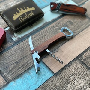 Aprifinizzo di cavatappi inciso, apribottiglie in legno personalizzato, cavatappi di vino, apribottiglie personalizzato, apribottiglie Groomsman, Laser Inciso immagine 3
