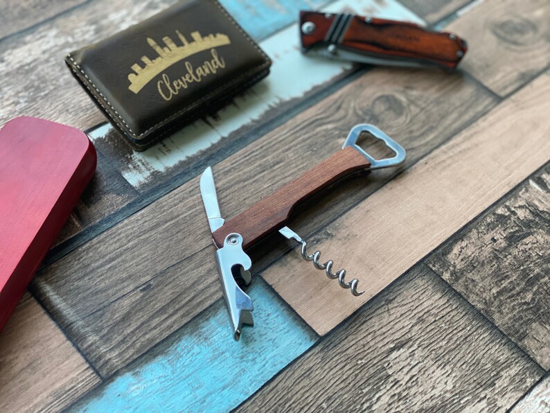 Aprifinizzo di cavatappi inciso, apribottiglie in legno personalizzato, cavatappi di vino, apribottiglie personalizzato, apribottiglie Groomsman, Laser Inciso immagine 3