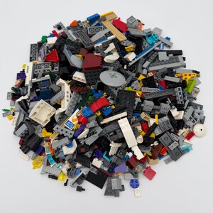 Lote de LEGO de 2 libras, piezas surtidas, bloques de construcción y minifiguras.