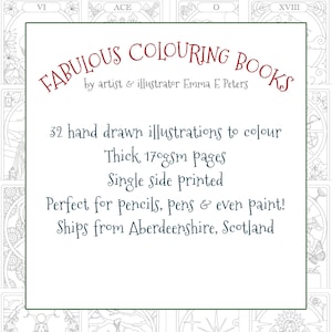 K&ouml;nnte beinhalten: Ein Malbuch mit wei&szlig;em Einband und dem roten Text FABULOUS COLOURING BOOKS von der K&uuml;nstlerin und Illustratorin Emma E. Peters. Es enth&auml;lt 32 handgezeichnete Illustrationen auf dickem 170gsm Papier, das einseitig bedruckt ist.