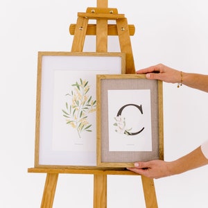 Lámina de letra con flores enmarcada/ Lámina inicial con flores personalizada y con marco/Decoración para habitación de niña con flores