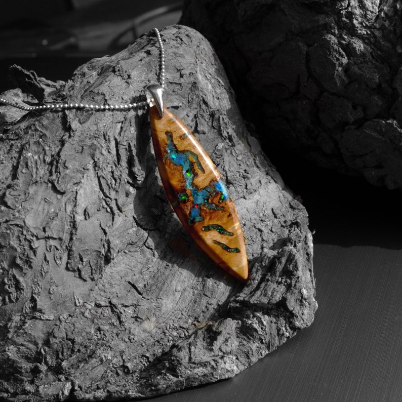 Surfboard Necklace Inlaid With Ethiopian Opal In Sea Blue and Green Colour imagen 2