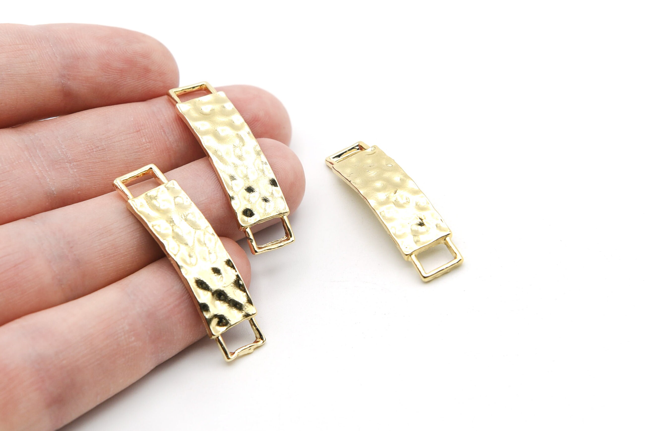 38 x 10 mm, charm rectangulaire incurvé en plaqué or brillant 24 carats, pendentif incurvé martelé, plaque incurvée, breloque de bracelet incurvée, ac