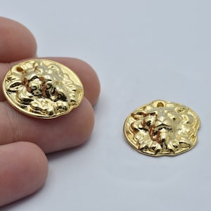 21 mm 24k 光沢のあるゴールド ライオンペンダント、メダリオンネックレス、レオネックレス、金貨、金のメダリオン、動物チャーム、金メッキ金具 GLD0336