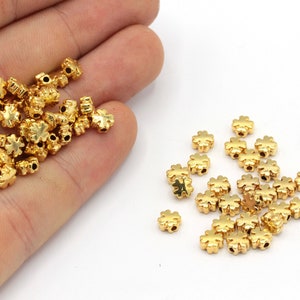 5mm 24k glanzend vergulde mini klaver kralen, klaver armband kralen, mini gouden kralen, mini klaver spacer kralen, vergulde bevindingen
