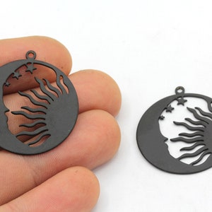 28x30mm Luna Rotonda Placcata Nera con Ciondolo Sole, Ciondolo Luna e Sole Nero, Charm Celeste, Charm Taglio Laser, Reperti Placcati Nero
