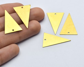 Könnte beinhalten: Nahaufnahme von mehreren goldfarbenen Dreiecksanhängern, jeweils mit einem kleinen Loch oben und unten. Die Anhänger sind flach und scheinen aus Metall zu sein. Die Dreiecke sind unterschiedlich groß und werden auf hellem Hintergrund dargestellt.