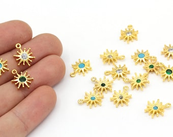 Può includere: Ciondoli dorati a forma di sole con vari centri di pietre preziose, tra cui pietre trasparenti, turchesi e verdi. Questi componenti di gioielleria hanno un piccolo anello per il fissaggio a catene o altri design di gioielli.
