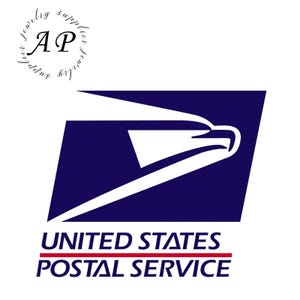Könnte beinhalten: Das Logo des United States Postal Service, ein stilisiertes weißes Adler-Design auf marineblauem Hintergrund. Die Worte "UNITED STATES POSTAL SERVICE" sind in dunklen blauen Buchstaben mit roter Unterstreichung dargestellt.