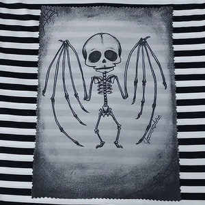 以下が含まれることがあります： 広げた翼を持つコウモリの骨格の白黒のイラスト。コウモリは大きな目をした頭蓋骨のような頭をしている。