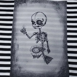 Puede incluir: Un dibujo en blanco y negro de una sirena esqueleto sosteniendo una vela encendida. La sirena tiene una cola larga y fluida y una cara esquelética. El dibujo está sobre un fondo texturizado.