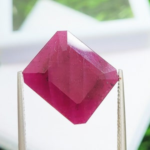 Rubis naturel africain : pierre précieuse rouge non traitée, taille émeraude (15,90 x 13,92 x 5,75 mm)