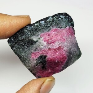 Naturlig rubin-zoisitprov: Tanzanisk rödgrön kristall, 159 ct grov ädelsten