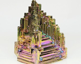 虹色のビスマス結晶標本：幾何学的な金属アート - Etsy 日本