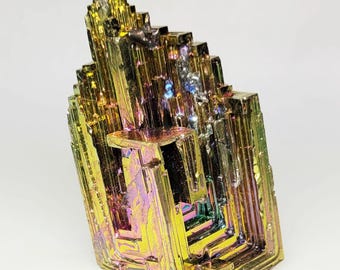 虹色のビスマス結晶標本：幾何学的な金属アート - Etsy 日本