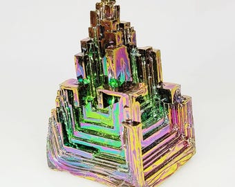 虹色のビスマス結晶標本：幾何学的な金属アート - Etsy 日本