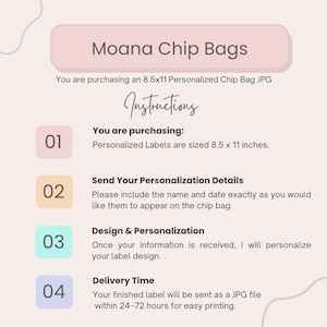 Op de afbeelding: Een lichtroze afbeelding met de tekst "Moana Chip Bags" en instructies voor het kopen van gepersonaliseerde chipzaklabels. De labels zijn 21,6 x 27,9 cm. Inclusief personalisatie- en leveringsdetails.