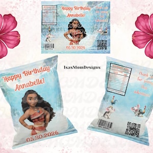 Op de afbeelding: Twee op maat gemaakte chipszakken met een tropisch thema, met een stripfiguur en de tekst "Happy Birthday Annabelle!" en "05.30.2026". De zakken hebben een lichtblauwe achtergrond met een golfontwerp en roze hibiscusbloemen.