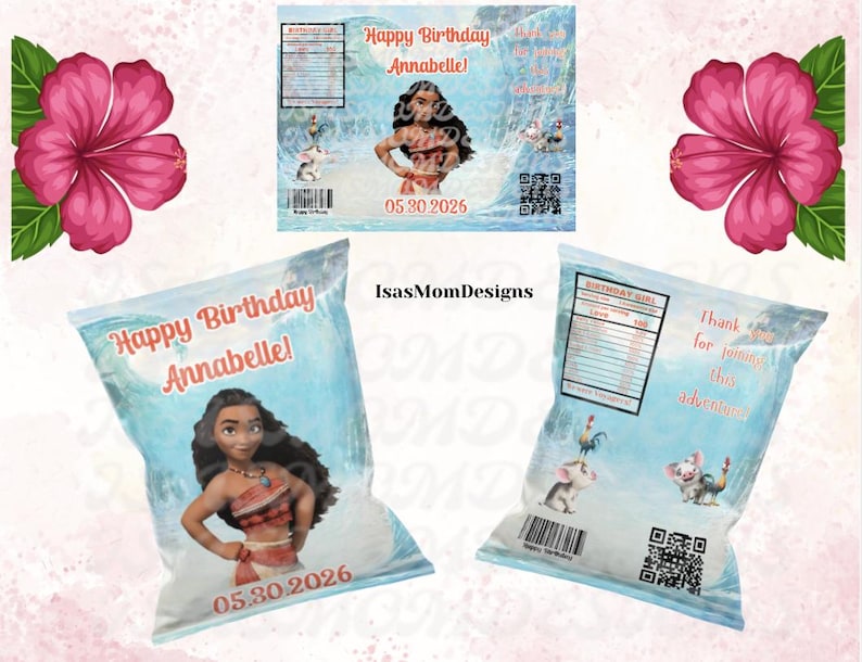 Op de afbeelding: Twee op maat gemaakte chipszakken met een tropisch thema, met een stripfiguur en de tekst "Happy Birthday Annabelle!" en "05.30.2026". De zakken hebben een lichtblauwe achtergrond met een golfontwerp en roze hibiscusbloemen.