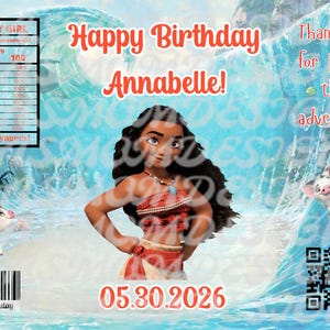 Op de afbeelding: Een verjaardagsafbeelding met Moana, met de tekst "Happy Birthday Annabelle!" en "Thank you for joining this adventure!" De datum "05.30.2026" wordt weergegeven. De achtergrond heeft een watergolfontwerp. Inclusief een barcode en een QR-code.