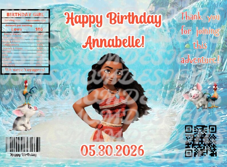Op de afbeelding: Een verjaardagsafbeelding met Moana, met de tekst "Happy Birthday Annabelle!" en "Thank you for joining this adventure!" De datum "05.30.2026" wordt weergegeven. De achtergrond heeft een watergolfontwerp. Inclusief een barcode en een QR-code.
