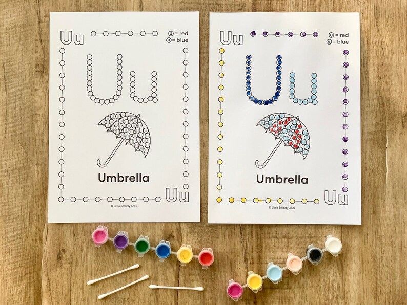 Pu&ograve; includere: Due fogli di attivit&agrave; bianchi con la lettera U, un'illustrazione di un ombrello e bordi a puntini. Un foglio &egrave; vuoto, l'altro &egrave; parzialmente colorato con punti blu e rossi. Sono inclusi due strisce di vaschette di vernice e tre cotton fioc.