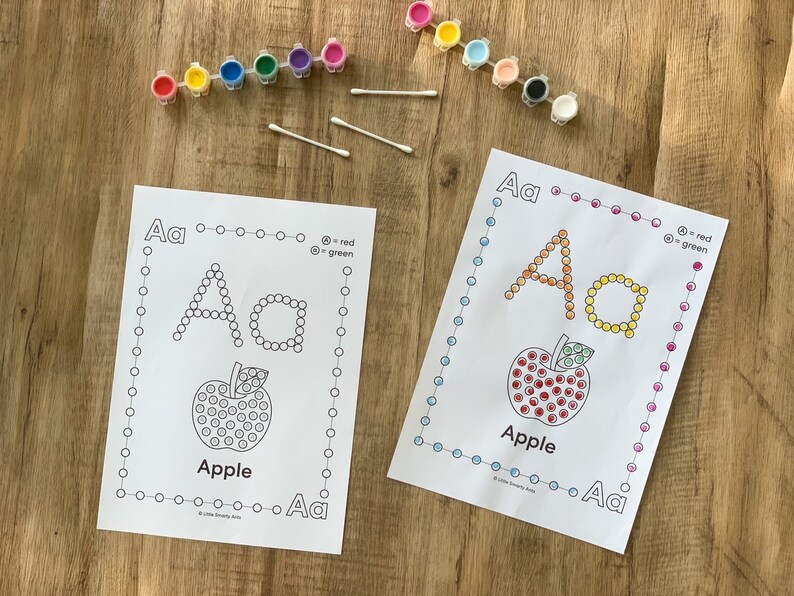 Pu&ograve; includere: Due fogli di attivit&agrave; didattiche con la lettera Aa e un'illustrazione di mela con contorni circolari per la pittura a puntini. Include due strisce di piccoli vasetti di vernice in vari colori e tre cotton fioc per l'applicazione.