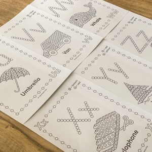 Pu&ograve; includere: Un set di fogli di attivit&agrave; educativi bianchi con disegni a linee nere di lettere e oggetti tra cui una balena, un furgone, un ombrello, uno yacht e uno xilofono. Ogni pagina include una legenda a colori con cerchi per i pennarelli.