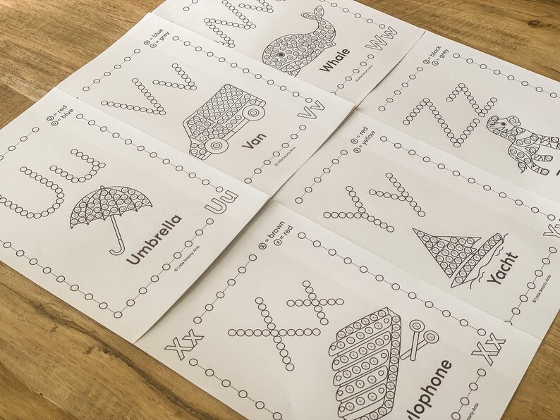 Pu&ograve; includere: Un set di fogli di attivit&agrave; educativi bianchi con disegni a linee nere di lettere e oggetti tra cui una balena, un furgone, un ombrello, uno yacht e uno xilofono. Ogni pagina include una legenda a colori con cerchi per i pennarelli.