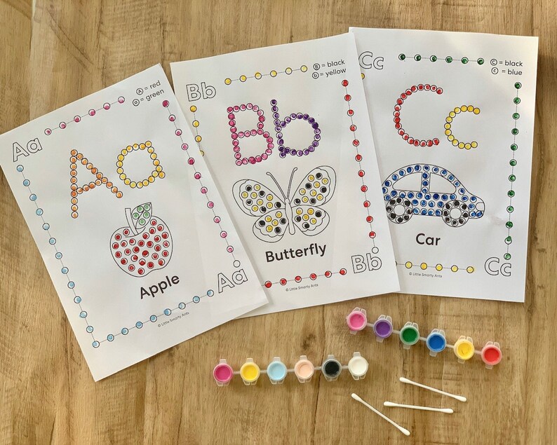 Pu&ograve; includere: Tre fogli di attivit&agrave; educative con le lettere Aa, Bb e Cc, caratterizzati da disegni a puntini di una mela, una farfalla e un'auto. Ogni foglio include chiavi di colore, due strisce di piccoli vasetti di vernice e tre bastoncini cotonati.