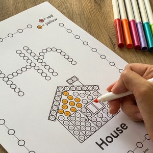 Pu&ograve; includere: Un foglio di lavoro educativo bianco con una grande lettera H e il contorno di una casa formati da piccoli cerchi. Alcuni cerchi sono riempiti di giallo, con il testo H = red, h = yellow e House. Un pennarello rosso &egrave; tenuto sul foglio.