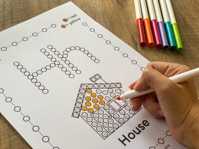 Pu&ograve; includere: Un foglio di lavoro educativo bianco con una grande lettera H e il contorno di una casa formati da piccoli cerchi. Alcuni cerchi sono riempiti di giallo, con il testo H = red, h = yellow e House. Un pennarello rosso &egrave; tenuto sul foglio.