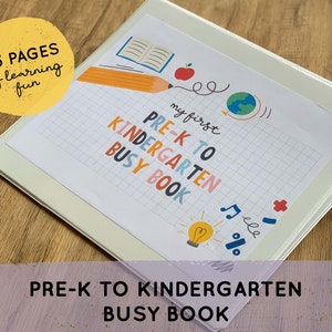 Puede incluir: Una carpeta blanca que contiene un libro de actividades de aprendizaje de 55 p&aacute;ginas titulado My First Pre-K to Kindergarten Busy Book. La portada presenta un fondo de cuadr&iacute;cula con ilustraciones coloridas de un l&aacute;piz, un libro y un globo.