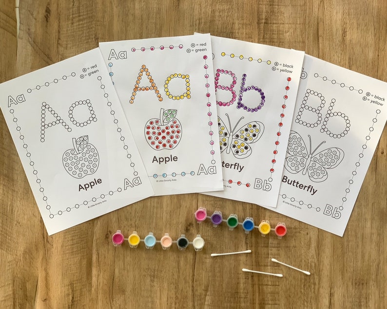 Pu&ograve; includere: Quattro fogli di attivit&agrave; bianchi con lettere Aa e Bb tratteggiate e illustrazioni di una mela e una farfalla. I fogli includono codici colore, due strisce di piccoli vasetti di vernice in vari colori e due cotton fioc bianchi per dipingere.