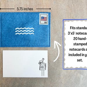 Peut inclure: Une enveloppe en feutrine bleue mesurant 14,6 cm sur 10,2 cm avec un motif de lignes ondul&eacute;es blanches et un timbre drapeau am&eacute;ricain. En dessous, une carte blanche avec une illustration noire d'un oiseau sur une bo&icirc;te aux lettres. Texte inclus.
