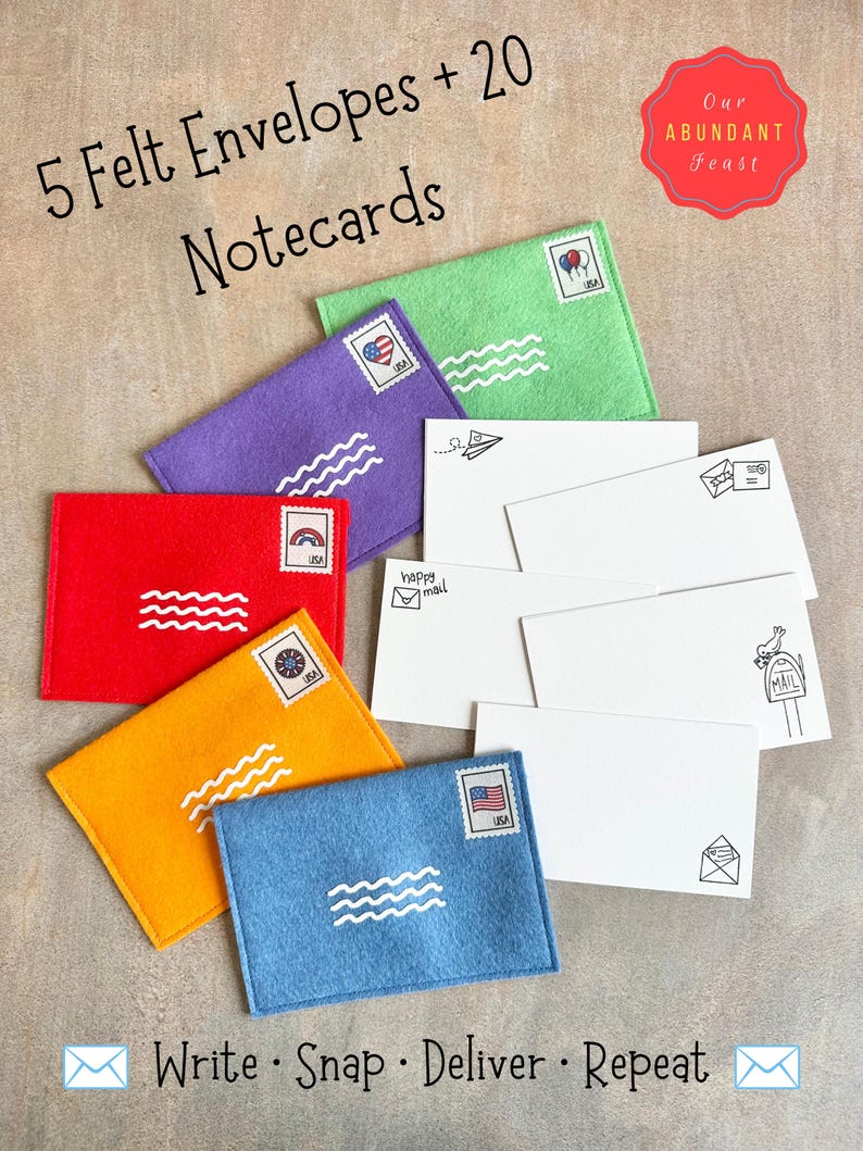 Peut inclure: Cinq enveloppes en feutrine verte, violette, rouge, orange et bleue, chacune avec un timbre blanc et des lignes ondul&eacute;es. Vingt cartes blanches pr&eacute;sentent de petites illustrations &agrave; l'encre noire. Le texte indique 5 Felt Envelopes + 20 Notecards.