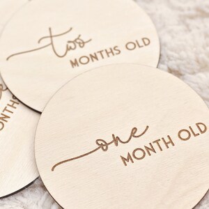 Accessoire de photographie pour bébé | Cartes photos manuscrites de calligraphie moderne | Etiquettes gravées sur bois