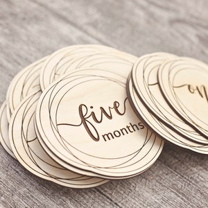 Cartes photos avec inscription « Jalons marquants » de bébé | Accessoires du mois | Etiquettes photographiques gravées sur bois