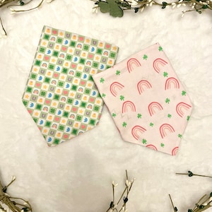 Regenbogen und Kleeblatt auf Pink/St. Patricks Day Glücksbringer Schachbrett Wendehalstuch für Hunde.  Personalisierte Haustier Accessoires