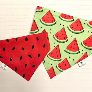 Pastèque d’été sur graines de pastèque verte / rouge Bandana réversible pour chien, accessoires pour animaux de compagnie personnalisés.